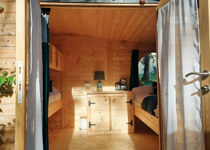 Nuit Insolite Dans Un Petit Hobbit En Bois Parque de Campismo